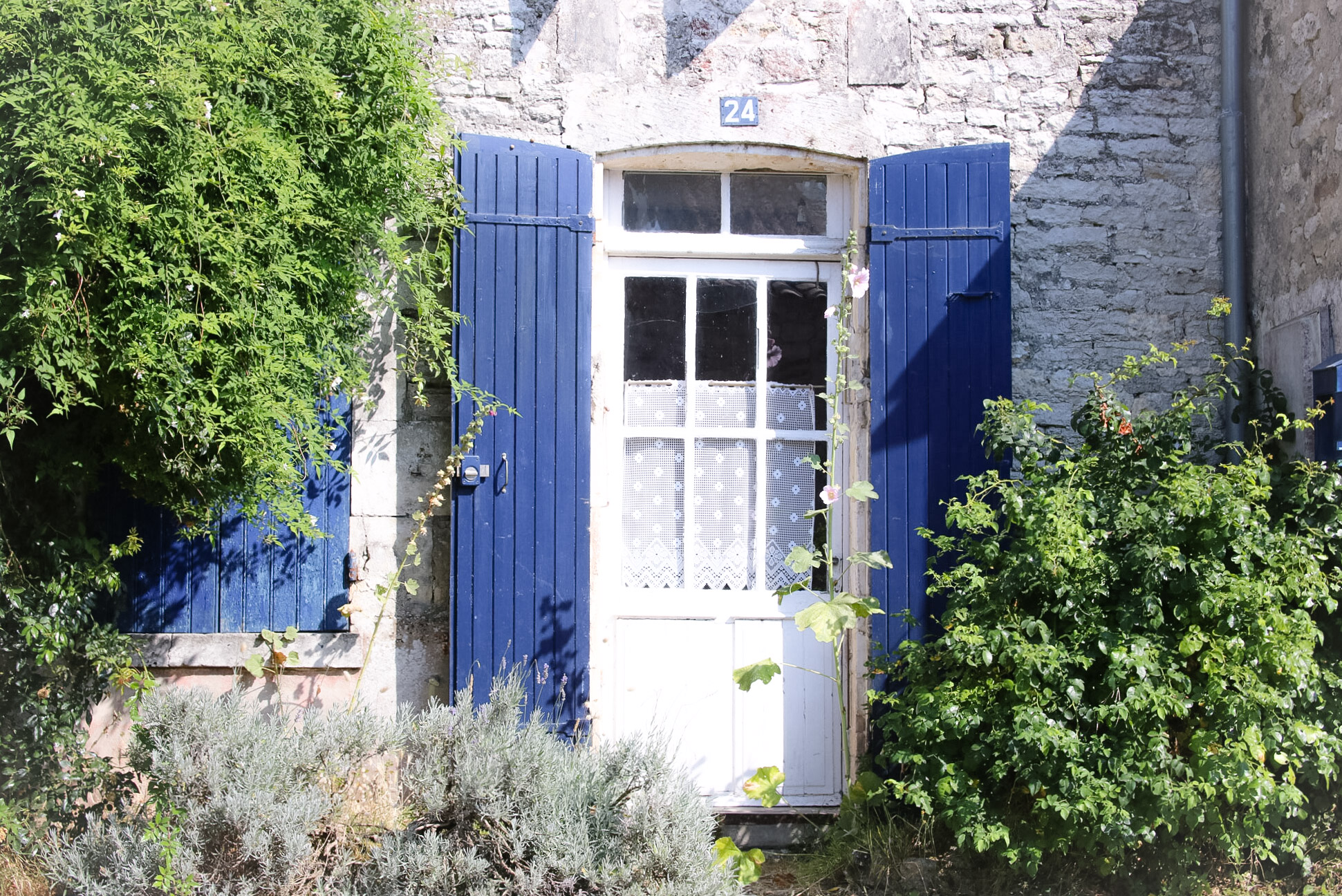Elodie-Blog-village-arceau-volets-bleus